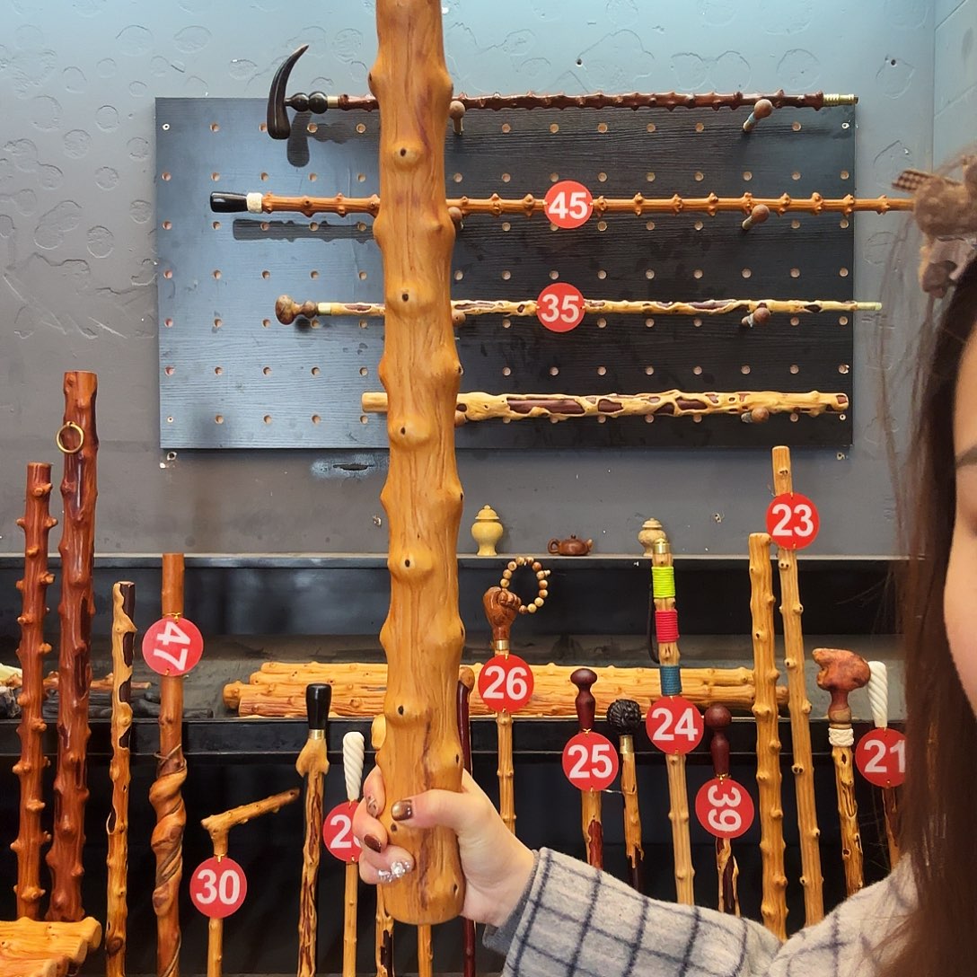 露***业60公分左右长，短棍