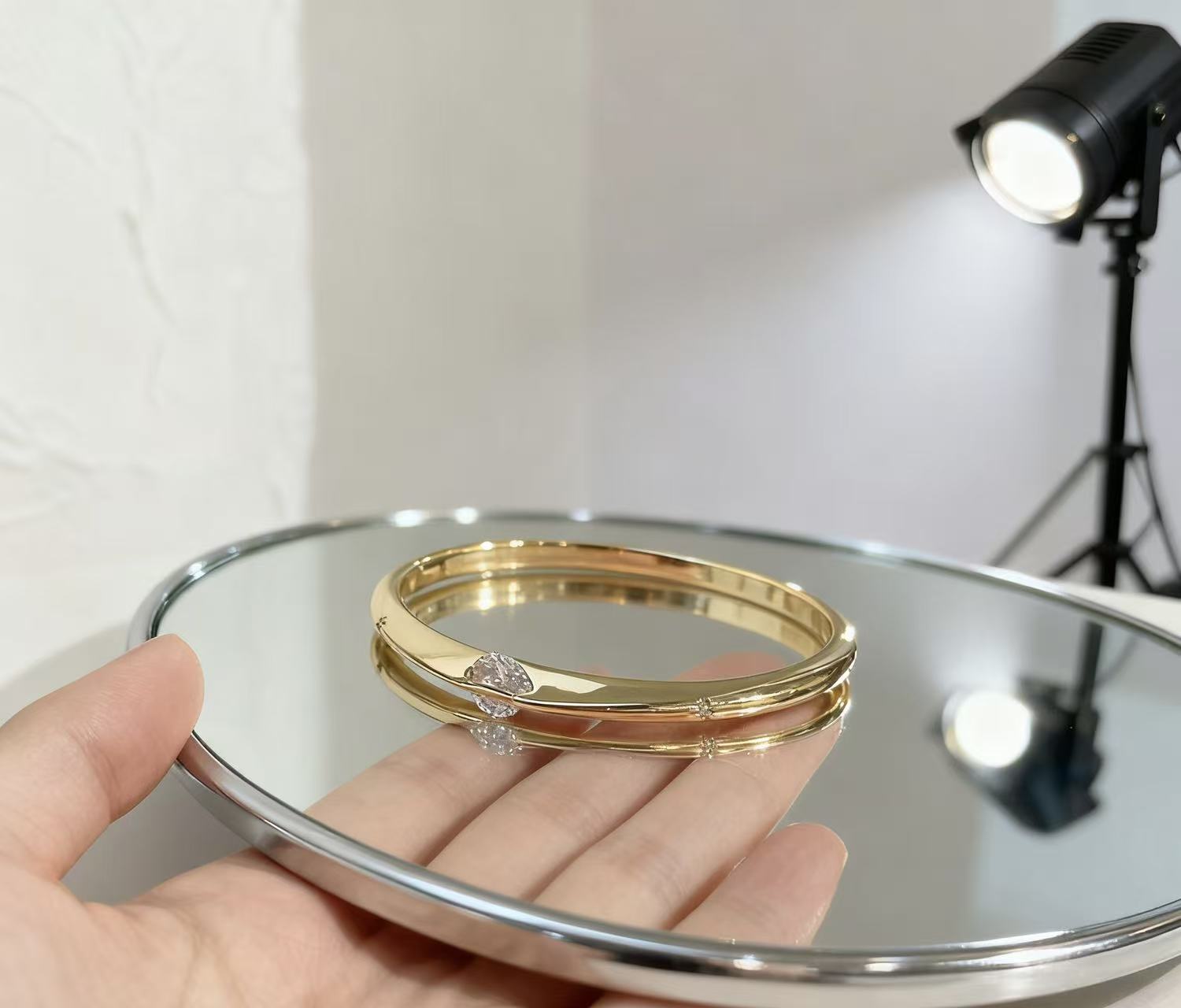 【越美丽】--V意大利精工艺质感十足开口手镯yx1036