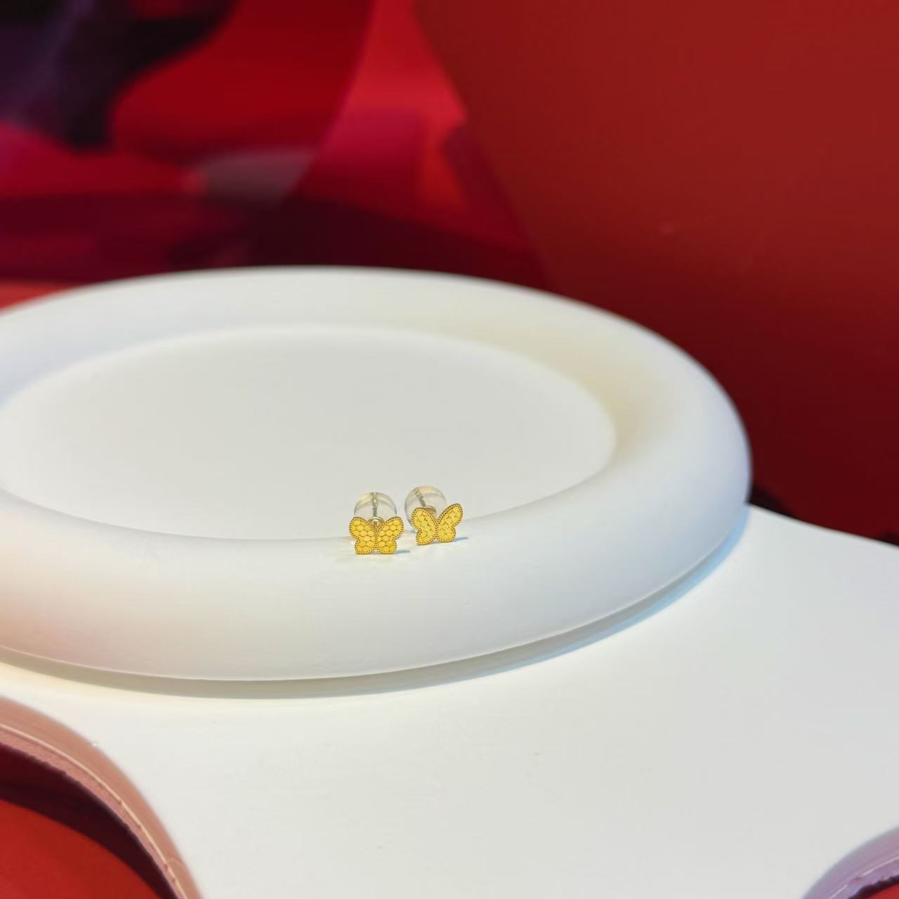 18K金爆闪龙鳞纹蝴蝶耳针HNZ10950