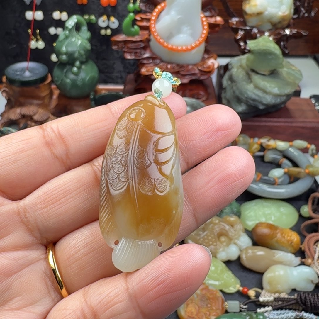 最***金和田玉未镶嵌颈饰