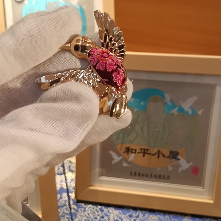 织绣和平小屋非遗蜀锦展翅和平鸽红色
