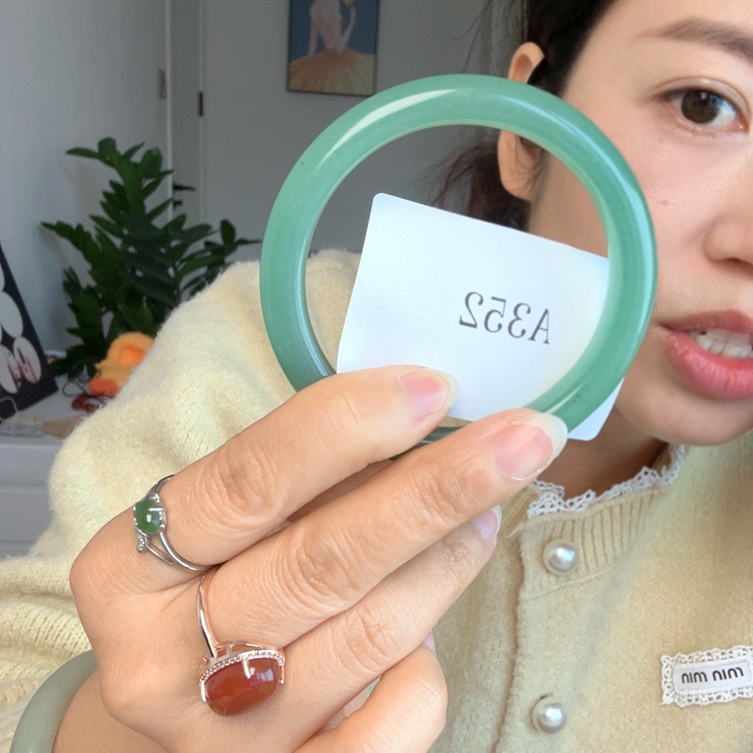 东陵石未镶嵌手镯和手牌的颜色