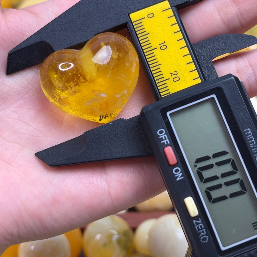 琥珀裸石未镶嵌桃心