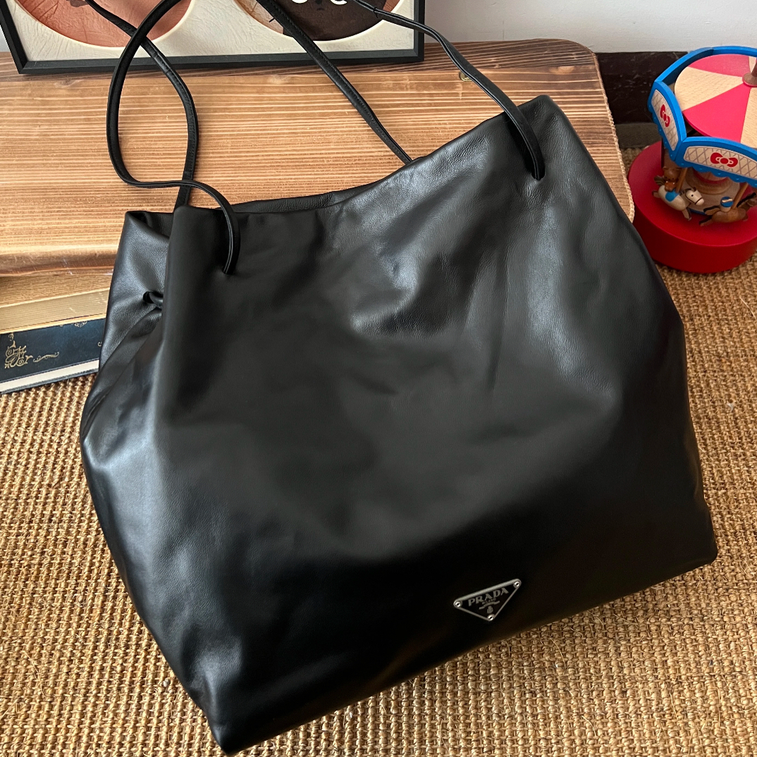 95新 Prada/普拉达 XM/黑银软皮抽绳垃圾袋单肩托特/WJXY12222507
