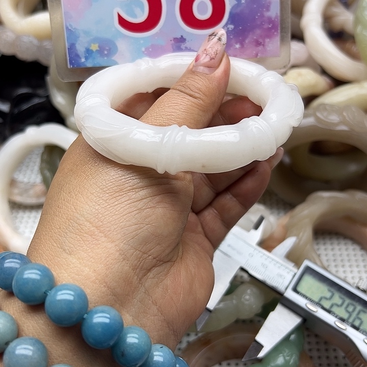 未镶嵌手镯石英岩玉