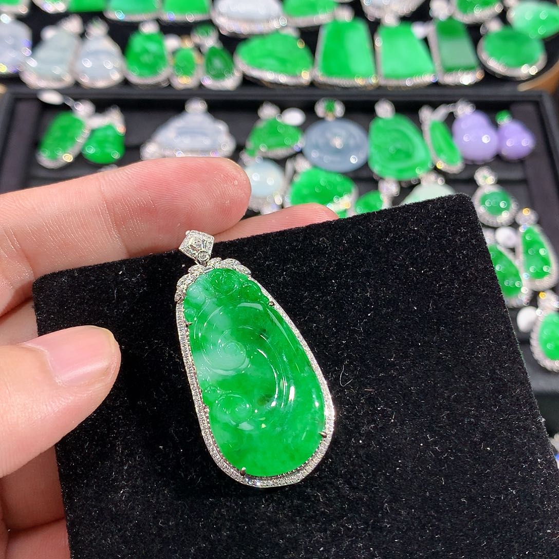 翡翠18K金镶嵌颈饰