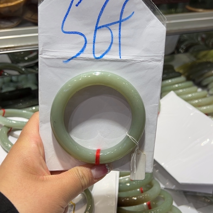 和田玉手镯未镶嵌粒****?