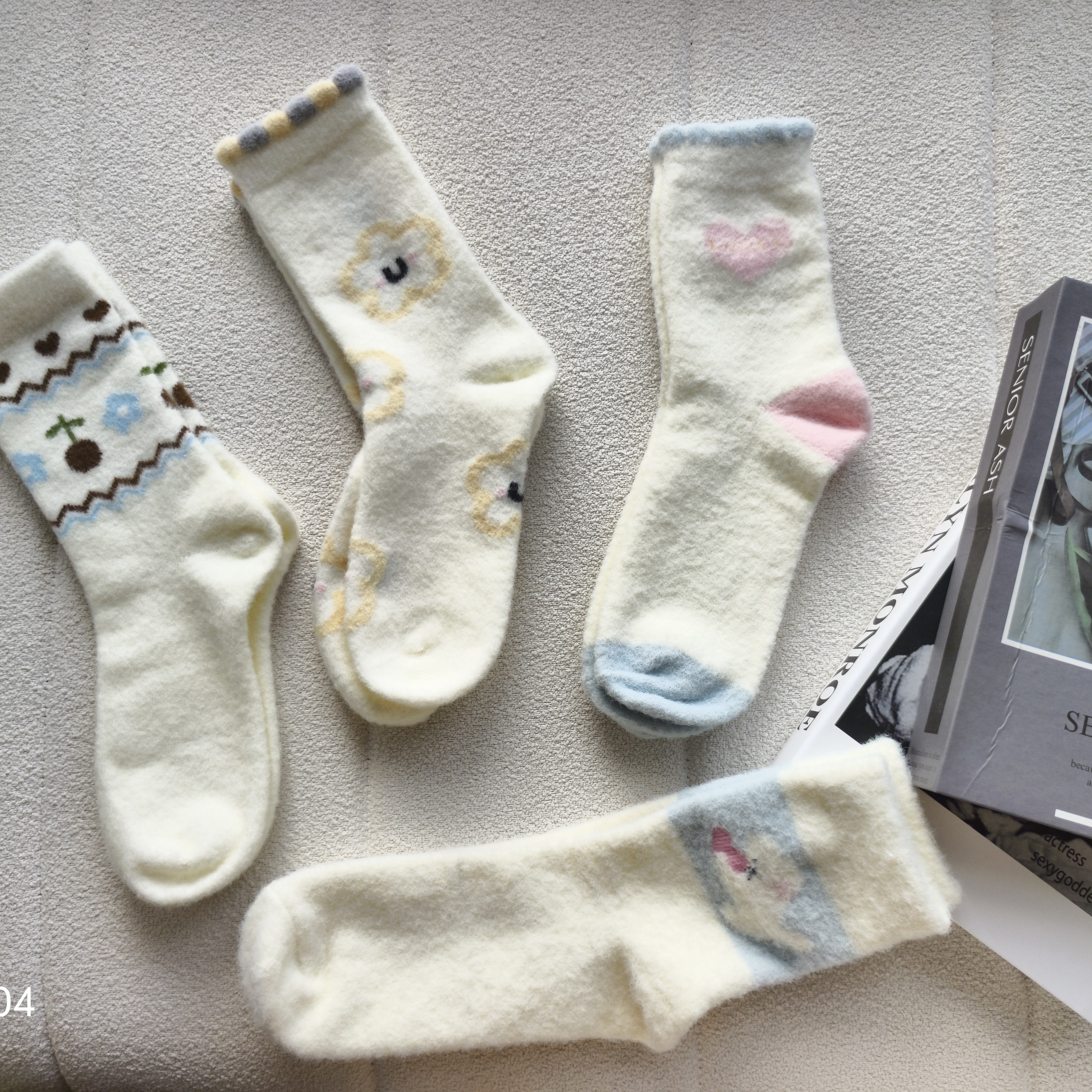 ◀④号链接▶ 袜噻 粉白蓝澳绒加厚保暖中高筒睡眠袜子女秋冬可爱耶～