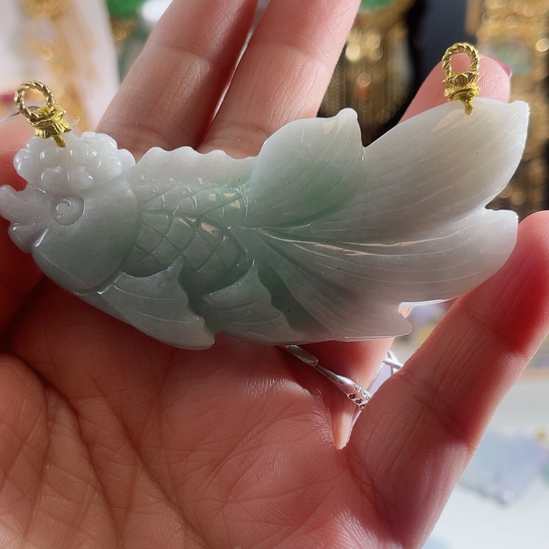 翡翠颈饰未镶嵌翡翠绿底大鱼