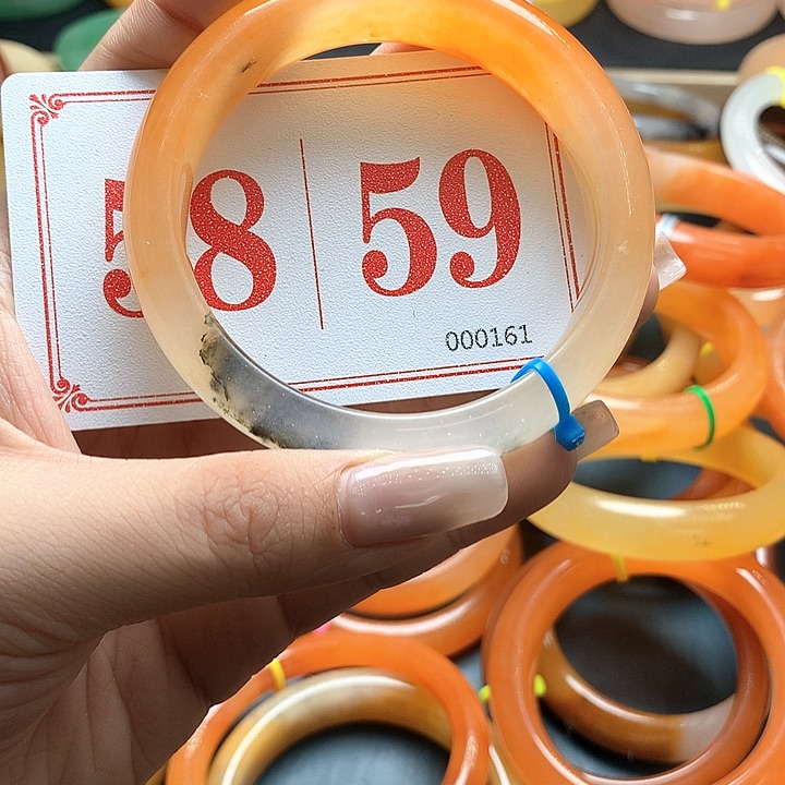 未镶嵌石英质玉（黄龙玉）手镯