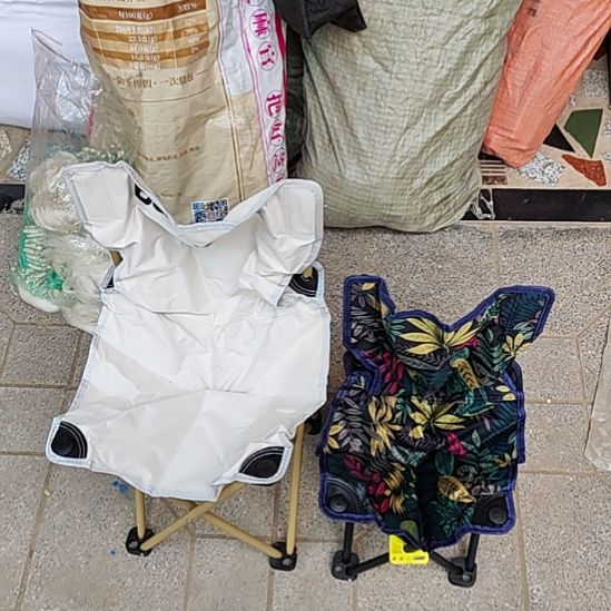 白色加花色靠背座椅