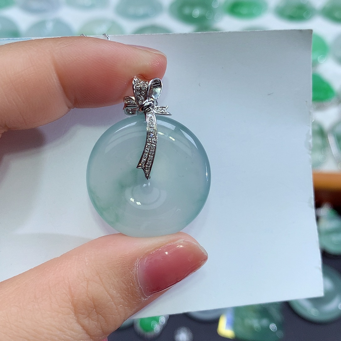 糖***w翡翠18K金镶嵌颈饰平安扣