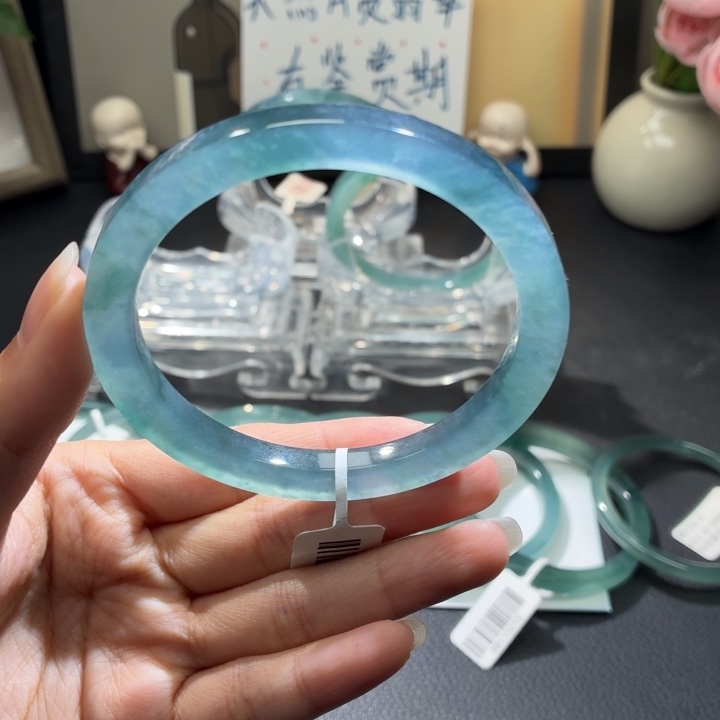 翡翠未镶嵌手镯高冰蓝