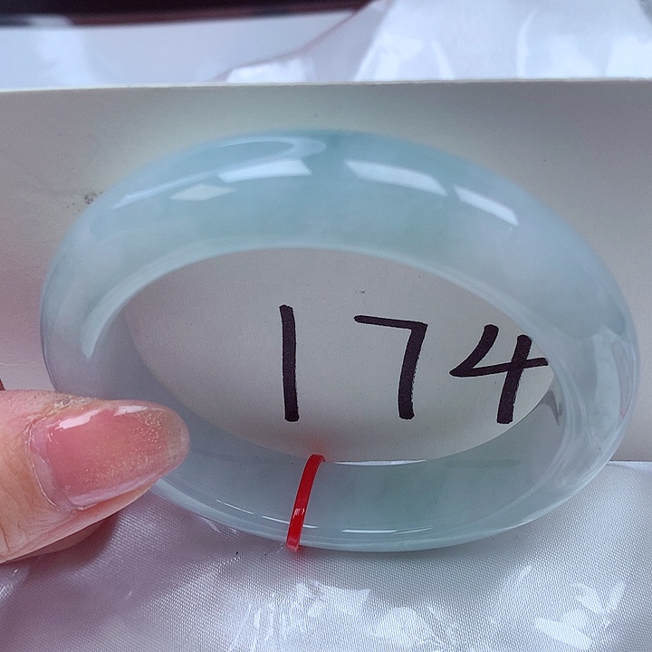 翡翠手镯未镶嵌翡翠