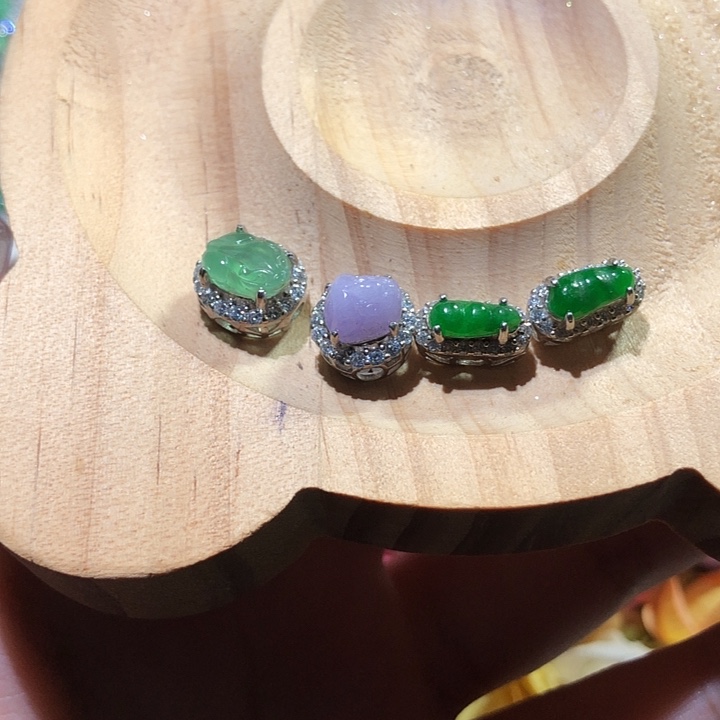 凉***花翡翠未镶嵌颈饰翡翠