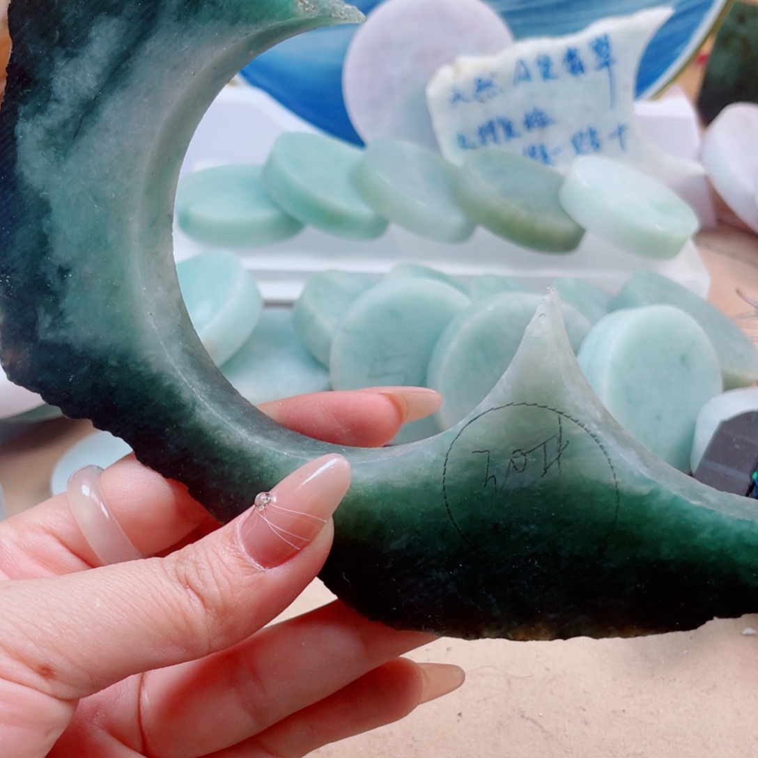 苏***荣翡翠未镶嵌颈饰155……