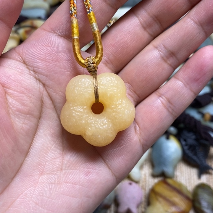 蛇纹石玉未镶嵌颈饰