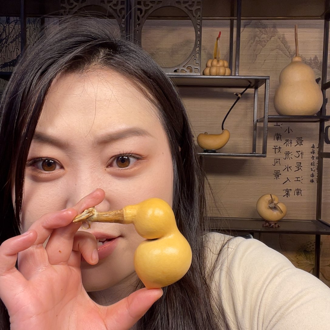 一***人手把蚂蚁弓背贴肚