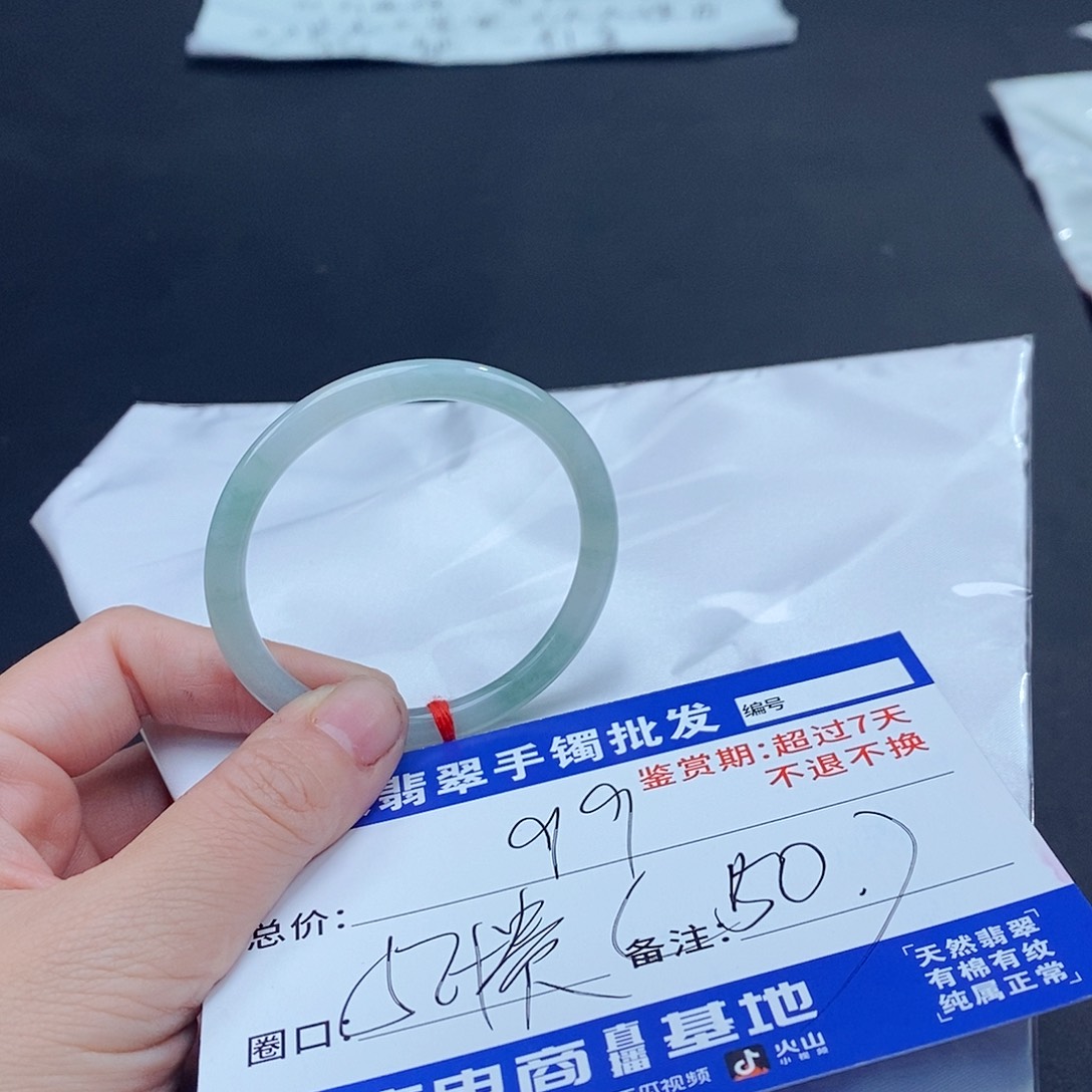 翡翠手镯未镶嵌是**呀百元手镯默认瑕疵