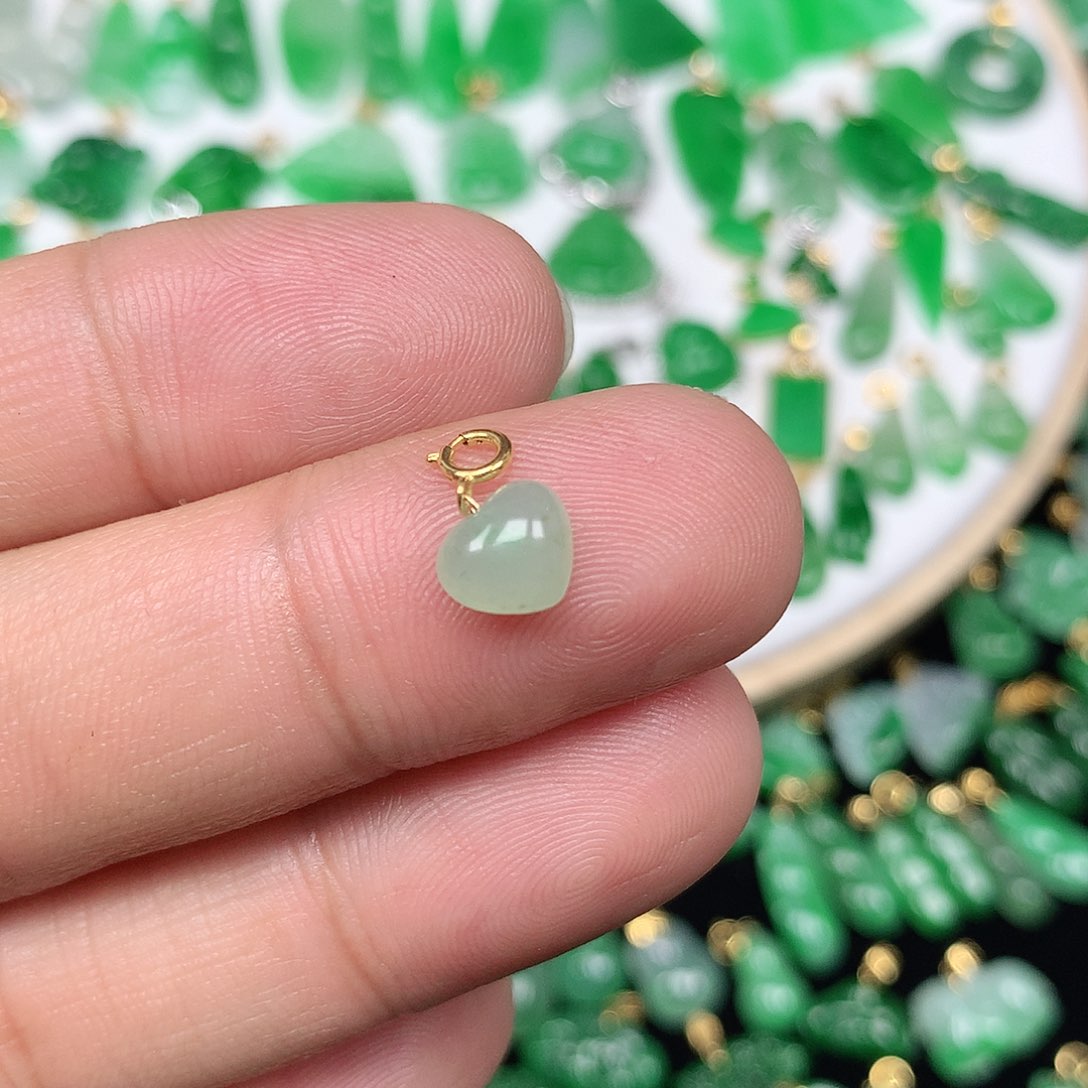 翡翠配石18K金扣 小巧精美飘绿小爱心