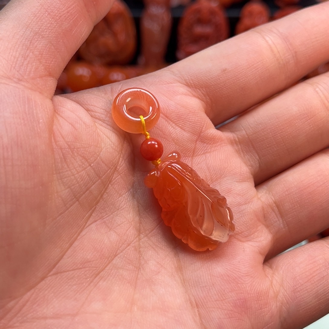 南红玛瑙配饰金鱼未镶嵌