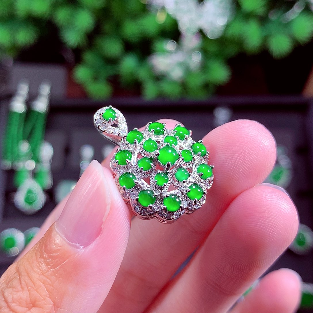 颈饰未镶嵌翡翠天然