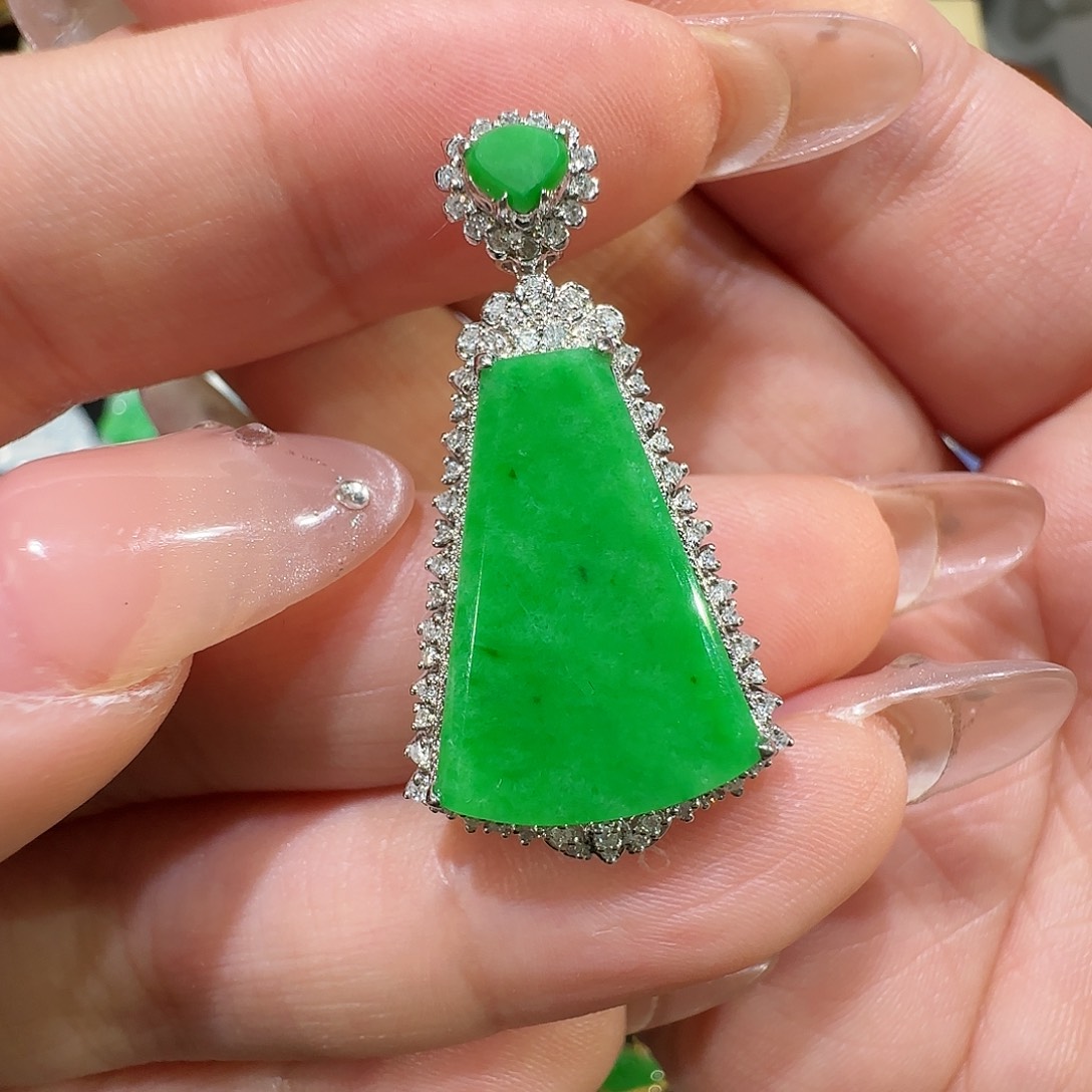 【闪购商品】颈饰18K金镶嵌翡翠