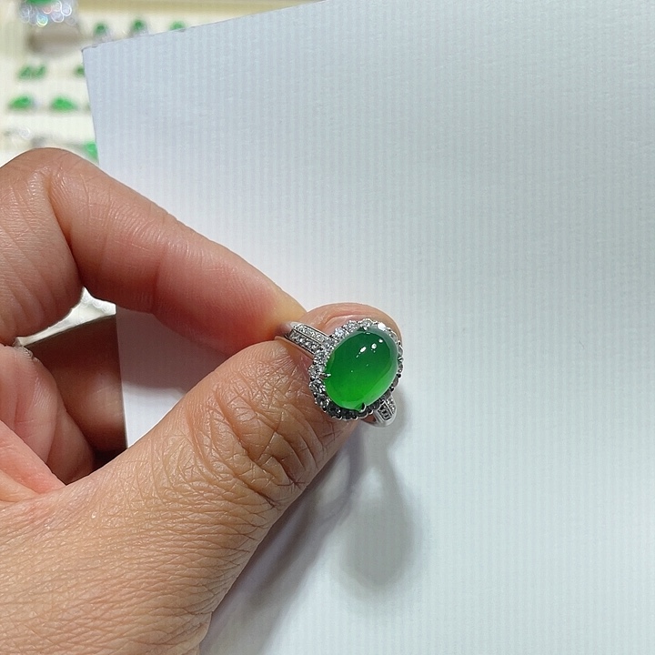 翡翠戒指18K金镶嵌绿蛋面