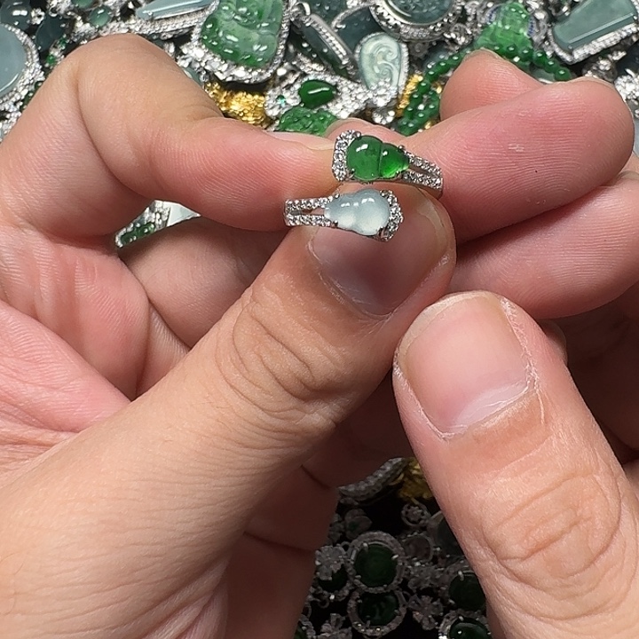 翡翠未镶嵌颈饰天然A货翡翠放漏