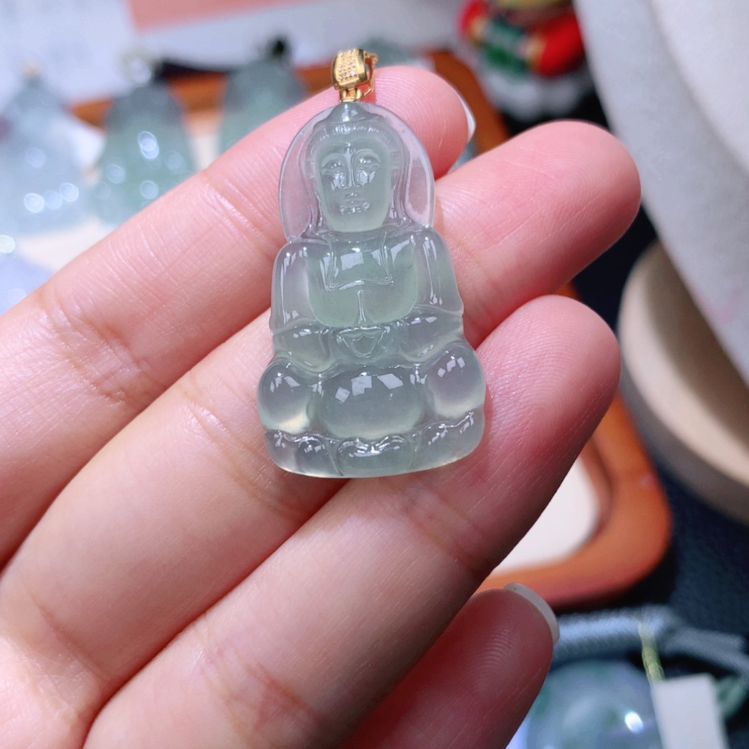 颈饰18K金镶嵌翡翠观音