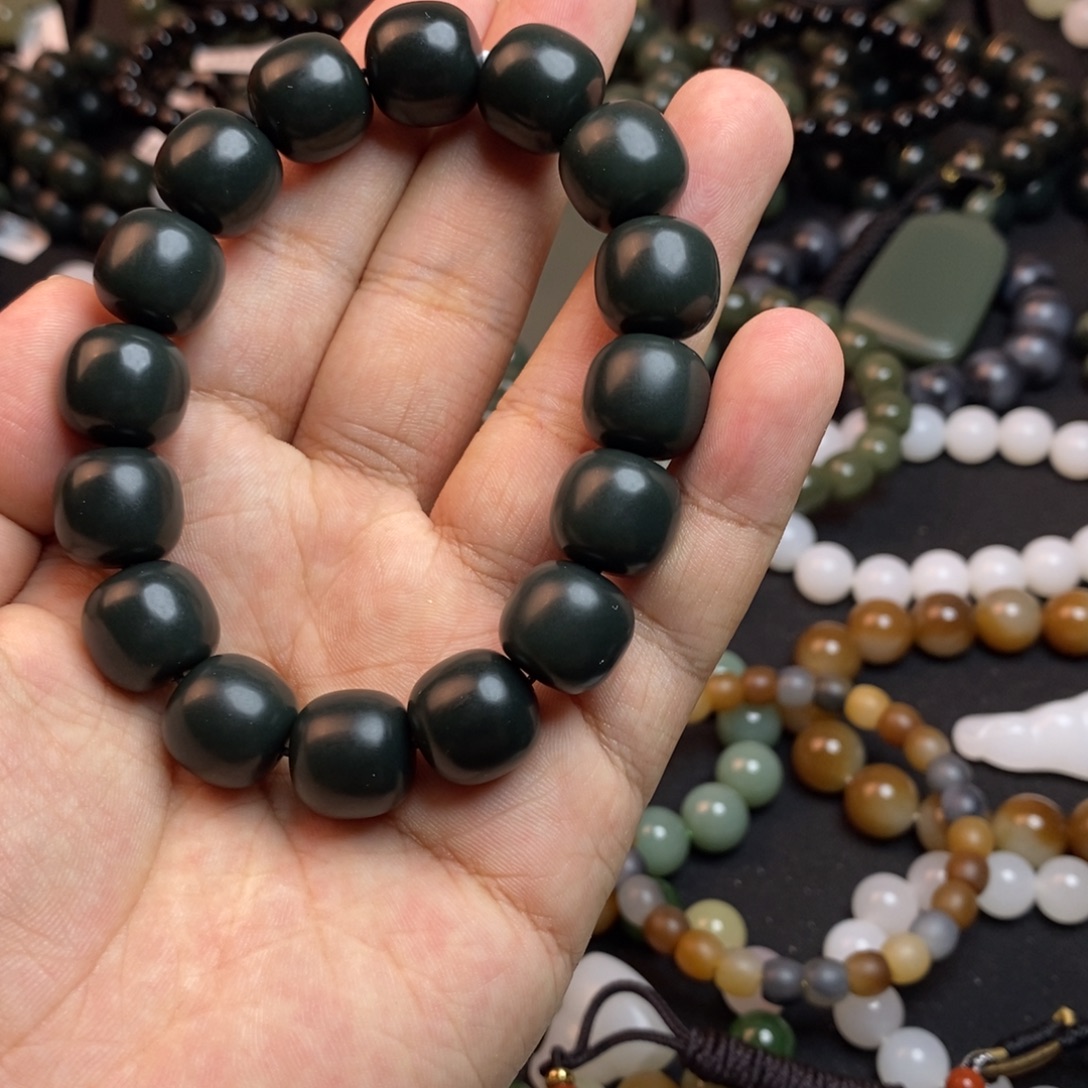 机***达和田玉未镶嵌颈饰