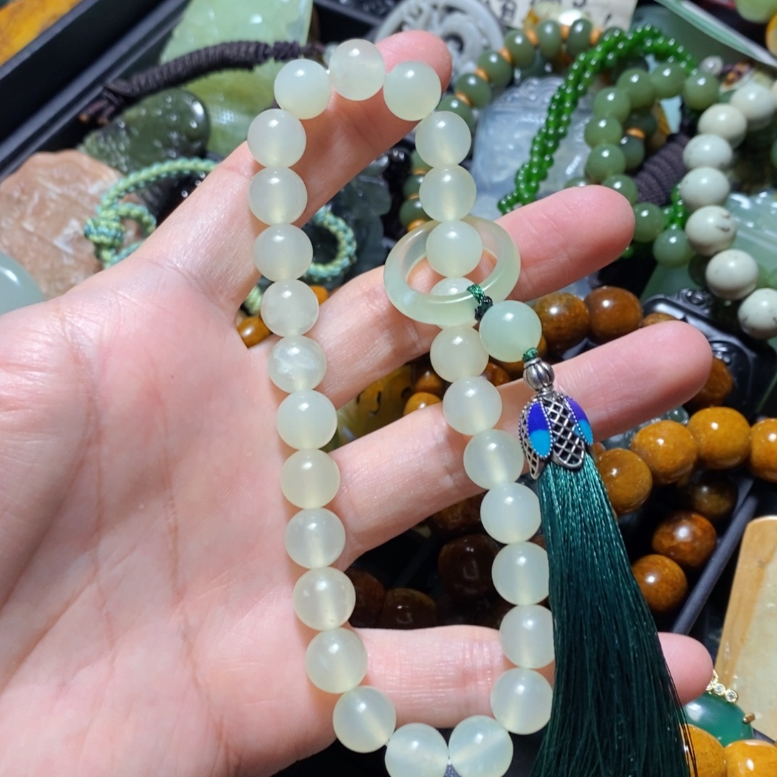 蛇纹石玉未镶嵌颈饰