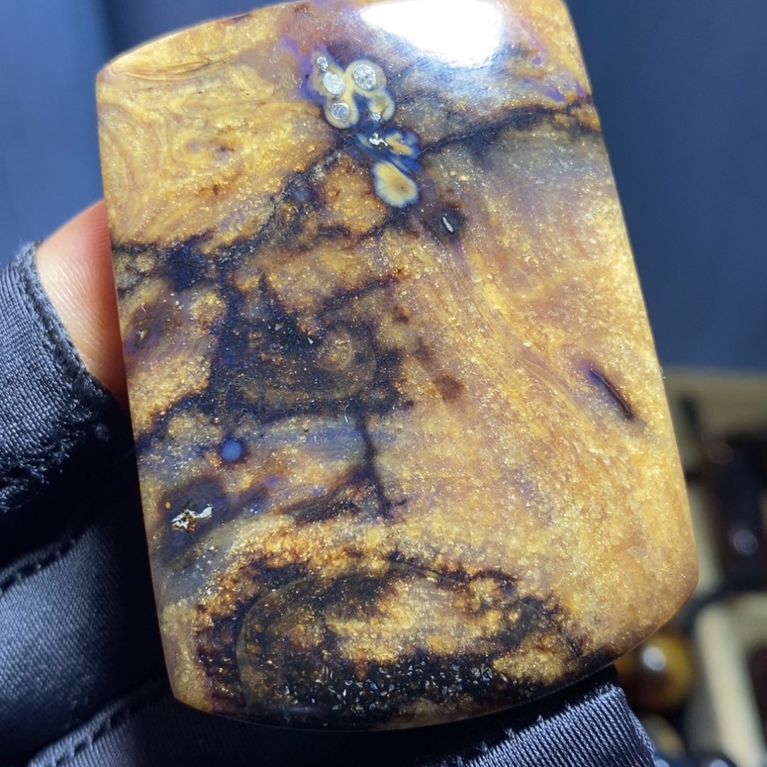 琥珀未镶嵌裸石……