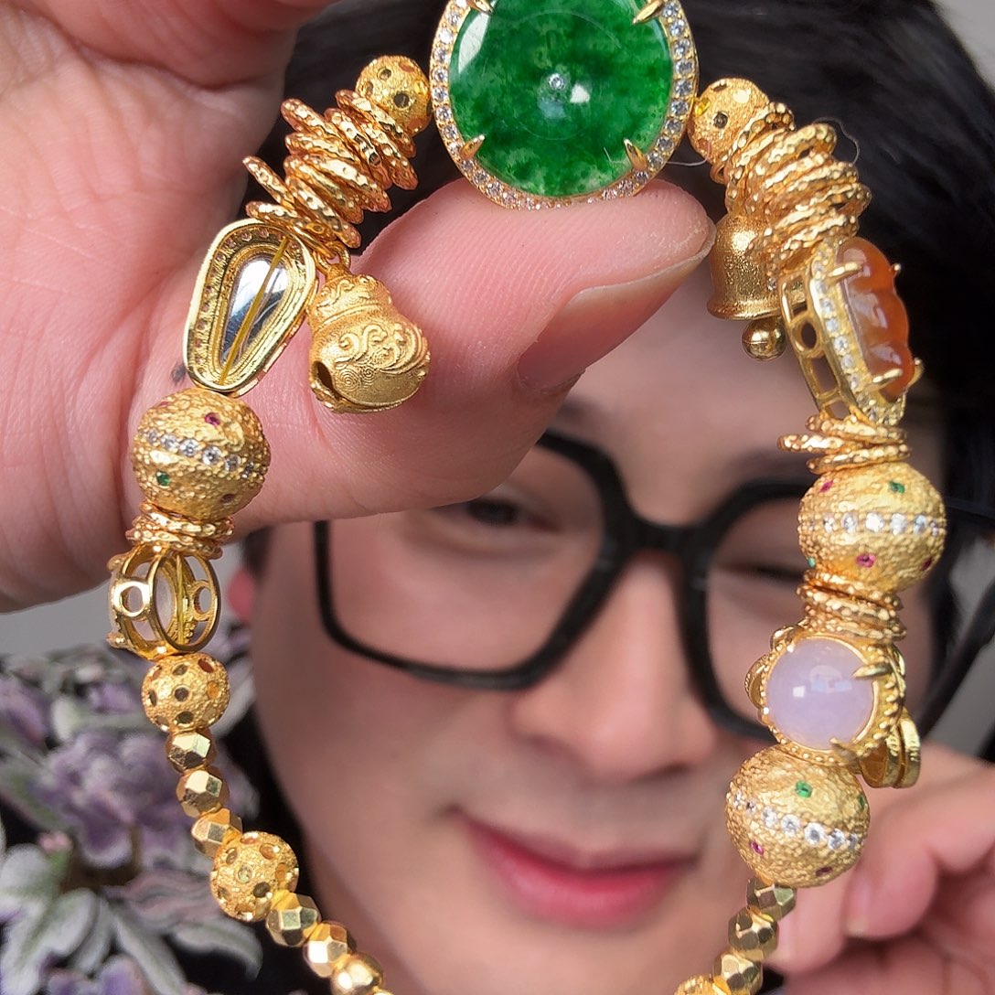 翡翠未镶嵌颈饰一件