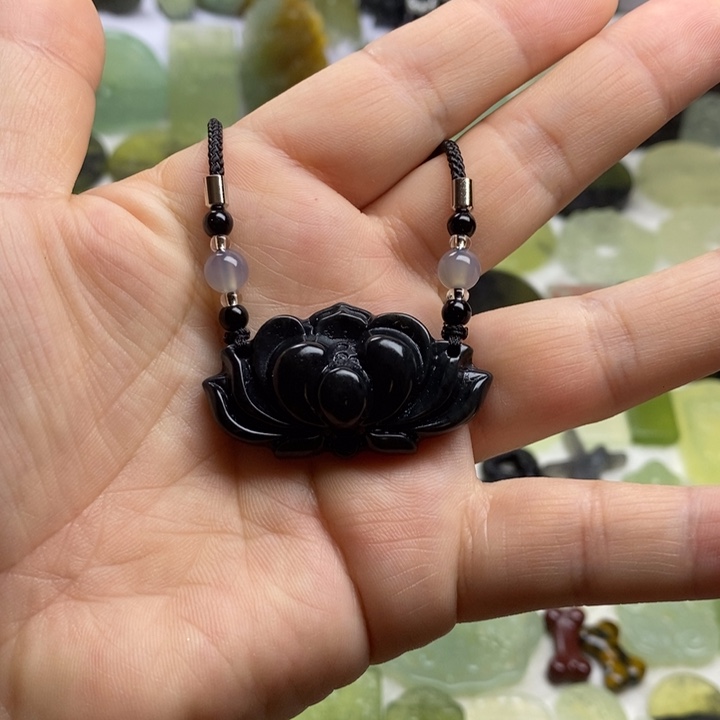 蛇纹石玉颈饰合金