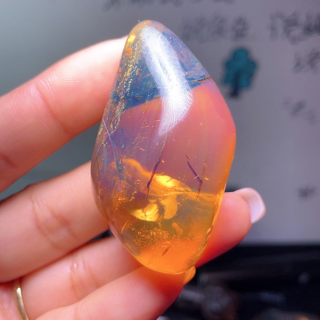 琥珀裸石未镶嵌！