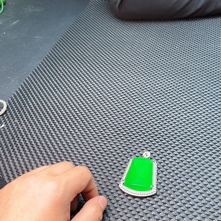 翡翠颈饰未镶嵌啊啊