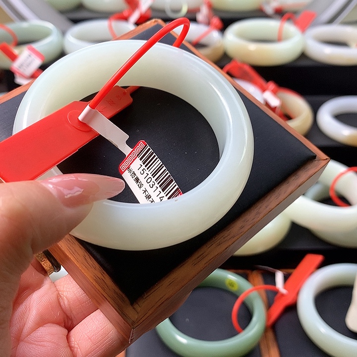 余***生和田玉未镶嵌手镯