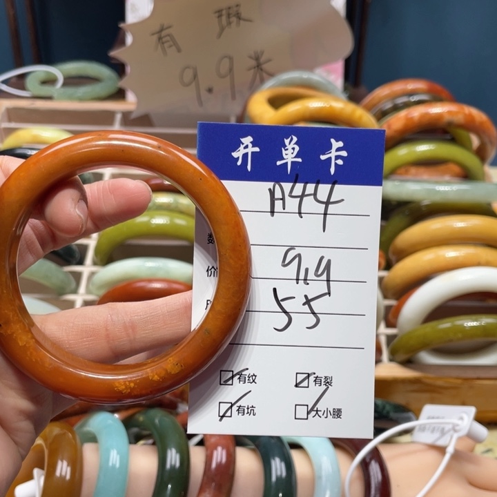 蛇纹石玉手镯未镶嵌晚*。