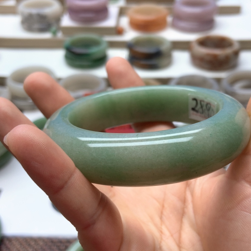 【闪购商品】石英质玉手镯未镶嵌小**膀