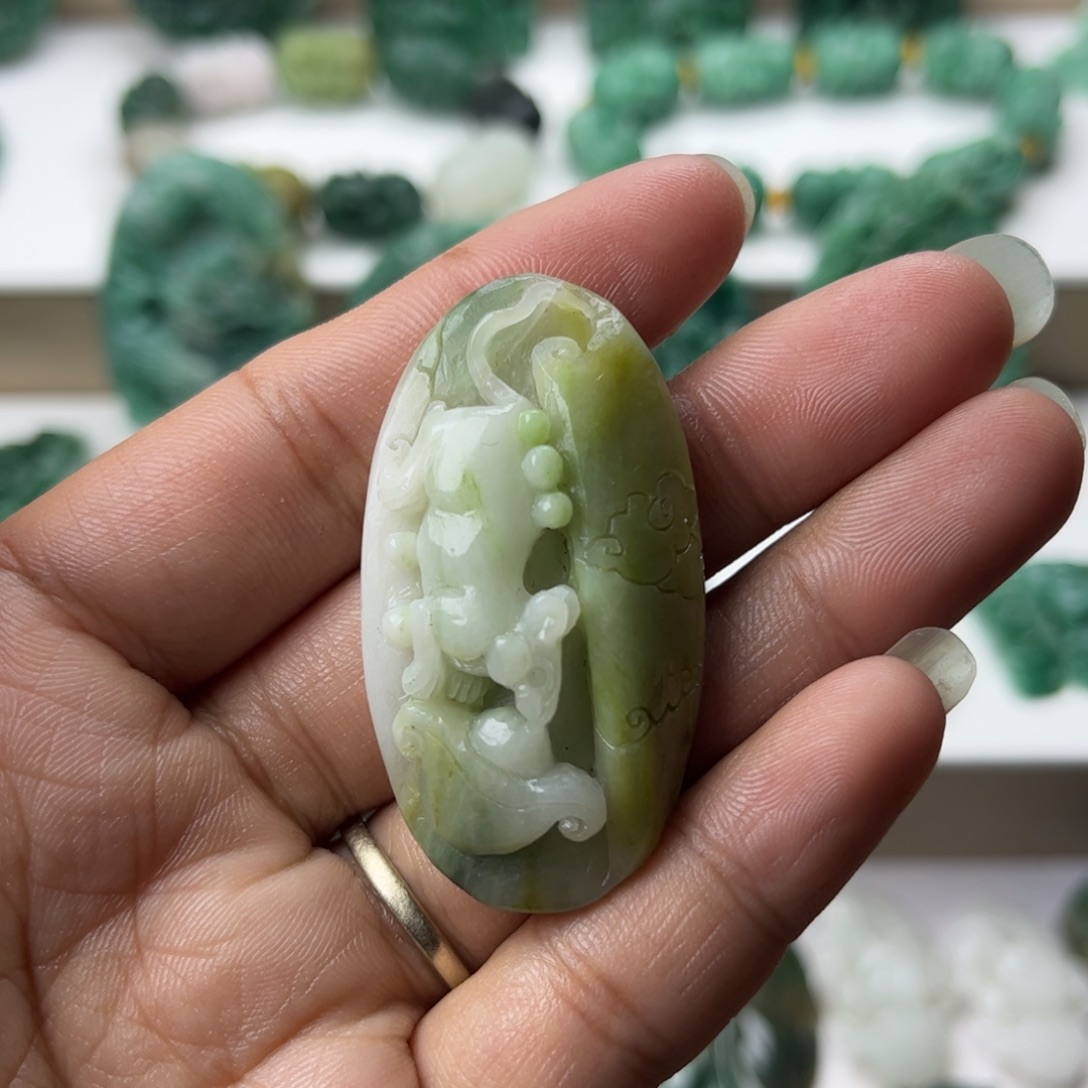 独山玉未镶嵌挂件