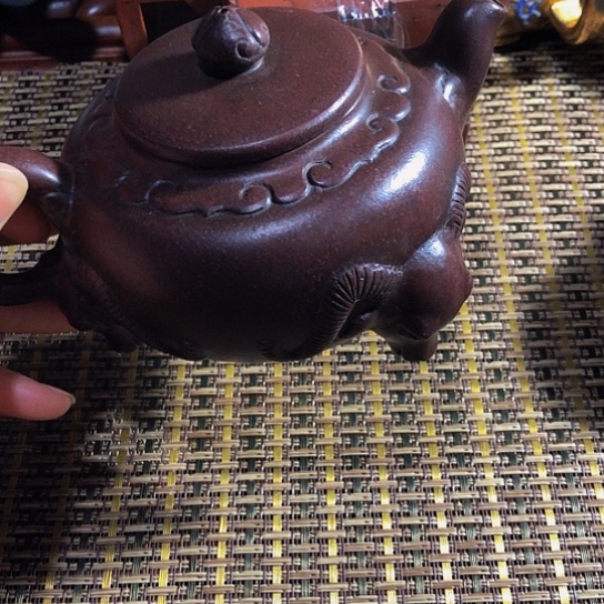 紫砂茶壶原矿泥料手工制作的紫砂壶。