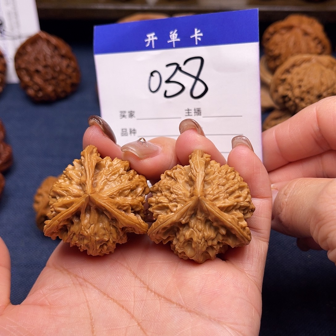 文玩核桃吊坠盘山三棱38