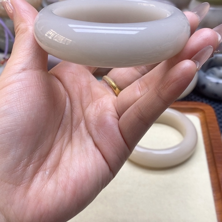 石英岩玉手镯未镶嵌用***在
