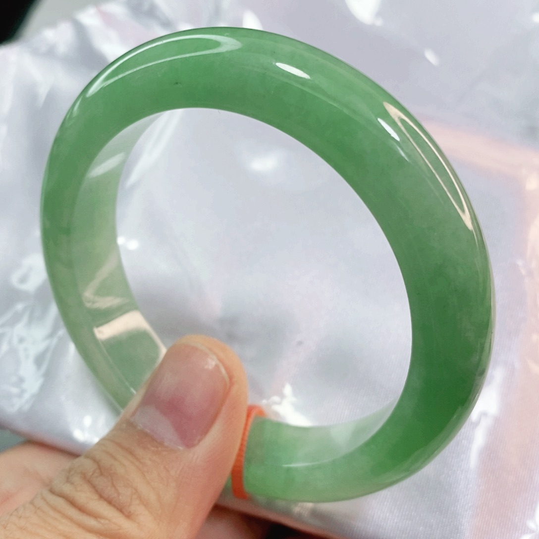 翡翠手镯未镶嵌52.6圈口