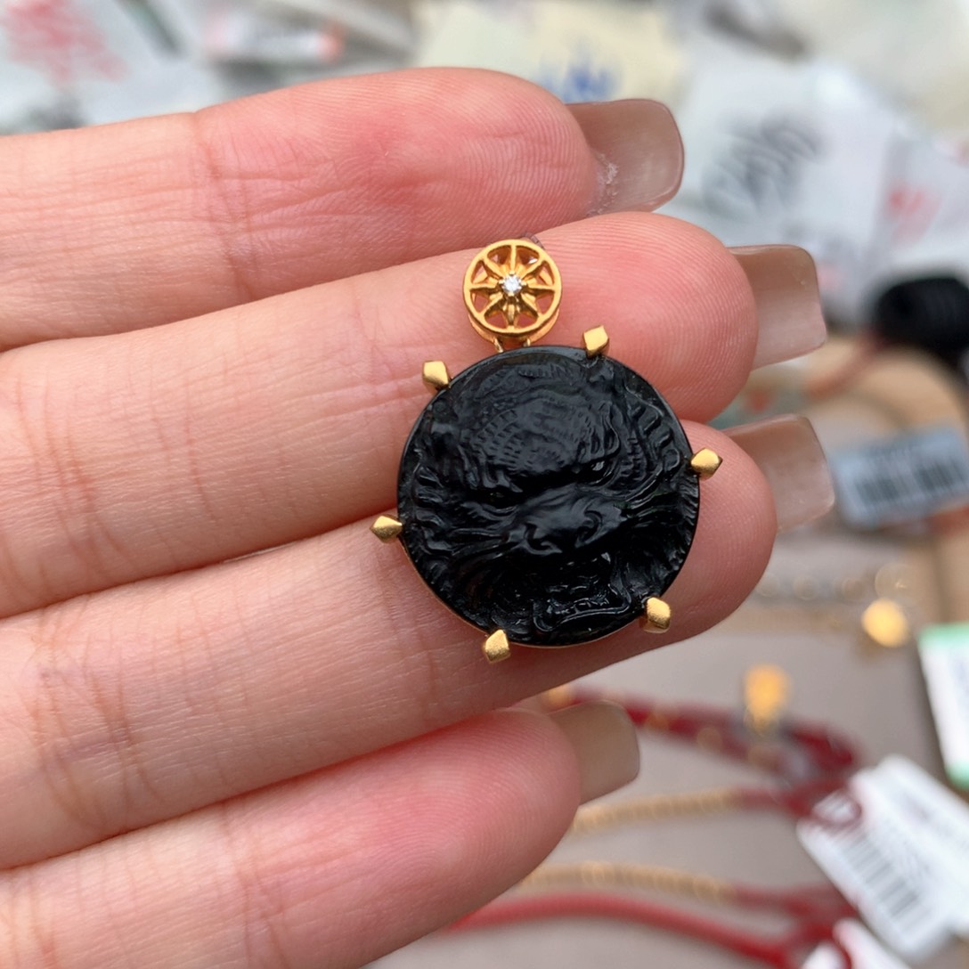 18K金镶嵌挂件翡翠