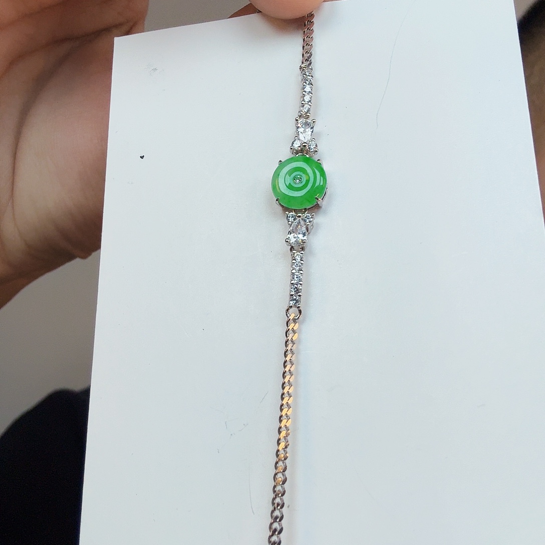 N***G翡翠未镶嵌颈饰一件