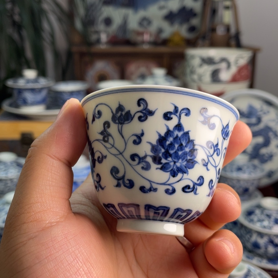 青花缠枝莲杯子微瑕