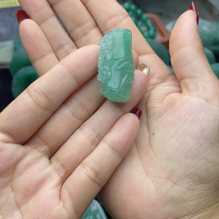 石英质玉颈饰未镶嵌