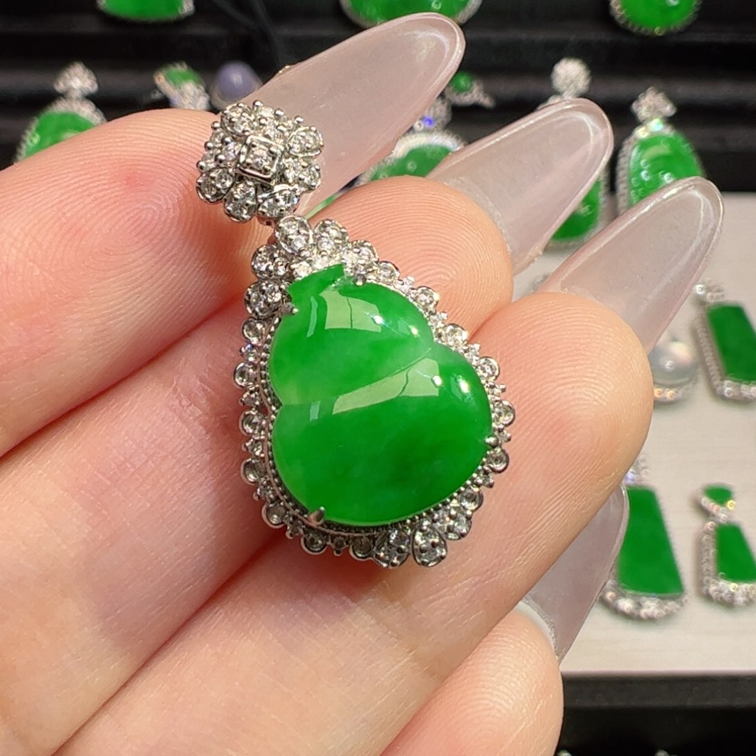 翡翠18K金镶嵌颈饰